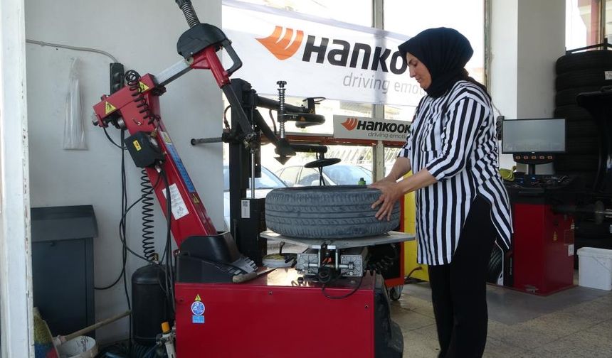 Kadın tamirci 24 yıldır lastik tamiri yapıyor