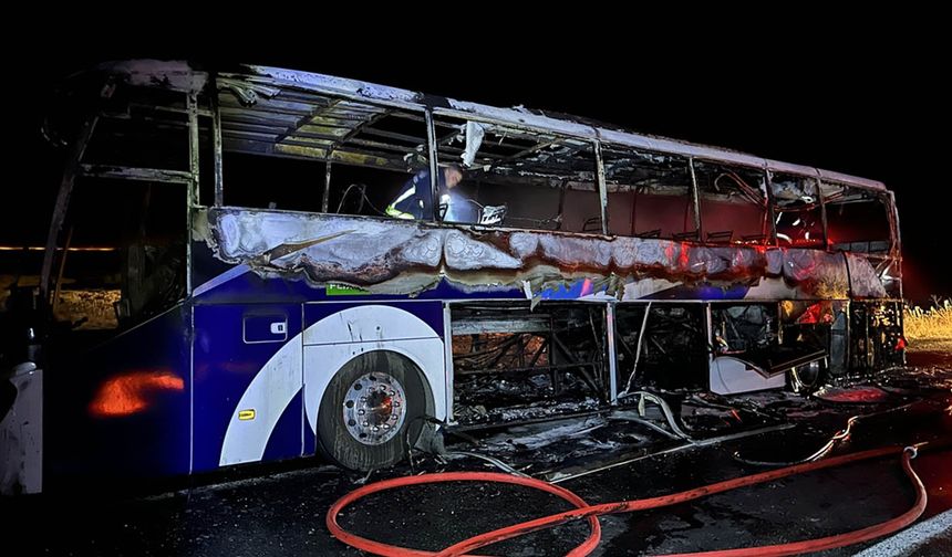Van'da korku dolu anlar! Seyir halindeki yolcu otobüsü yandı
