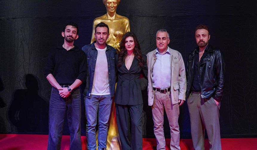 Altın Portakal'da kırmızı halıda yıldız yağmuru yaşandı