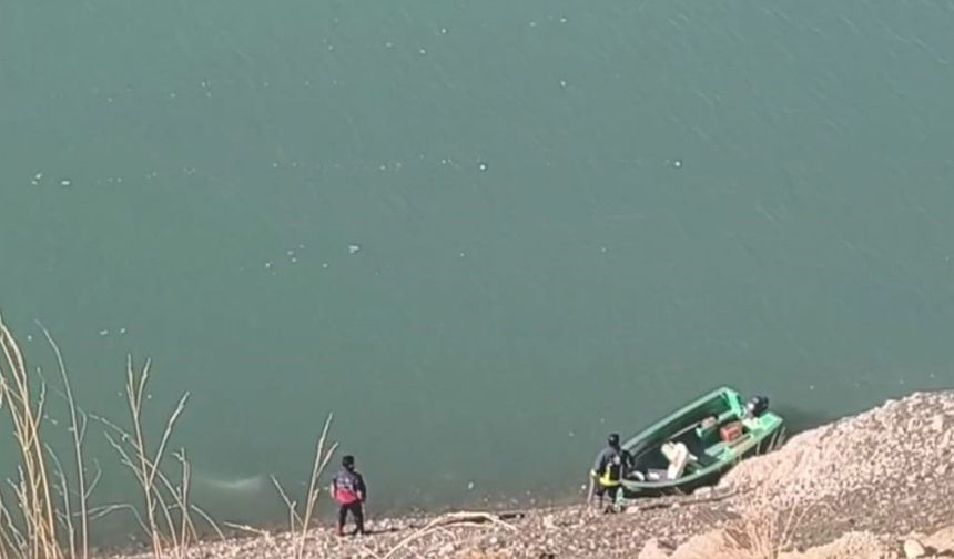 Van'da 3 kişinin içinde bulunduğu bir araç, Zernek Barajı'na uçtu!