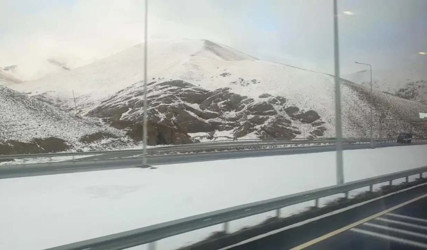 Başkale'de kar yağışı etkili oluyor