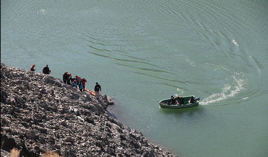 Van’da otomobilin baraja uçtuğu anın görüntüleri ortaya çıktı!