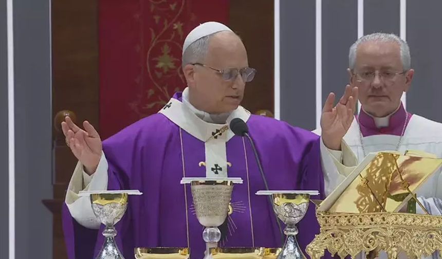 Papa 14. Leo yaklaşık 4 bin kişilik ayini yönetti