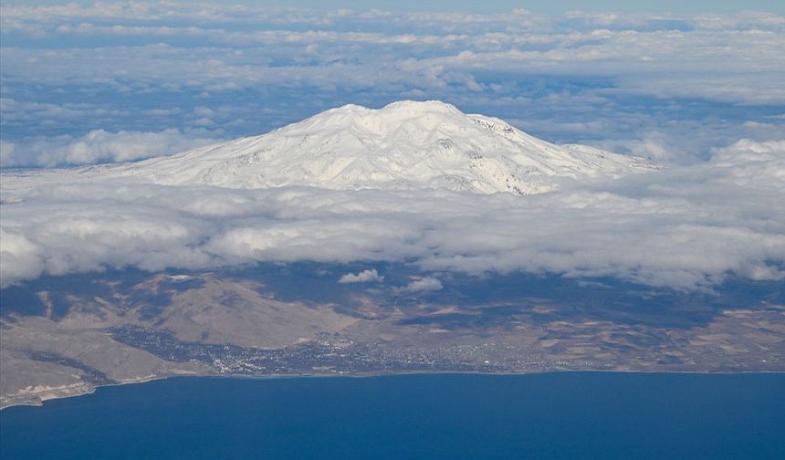 Doğu'nun karlı doruklarına havadan bakış