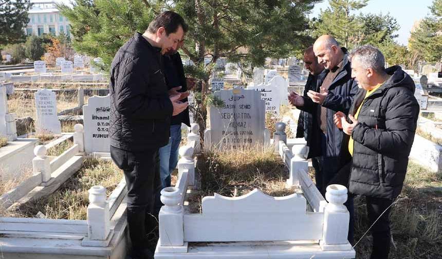 Van depreminde hayatını kaybeden Yılmaz mezarı başında anıldı