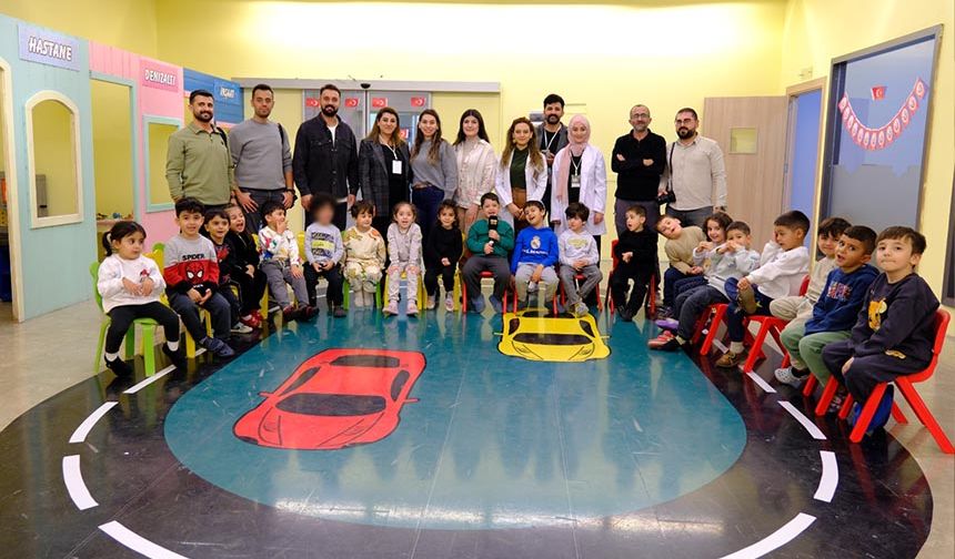 Van’da gazeteciler minik öğrencilerle buluştu