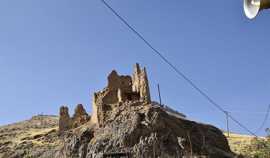 Zernek Kalesi restore edilmeyi bekliyor