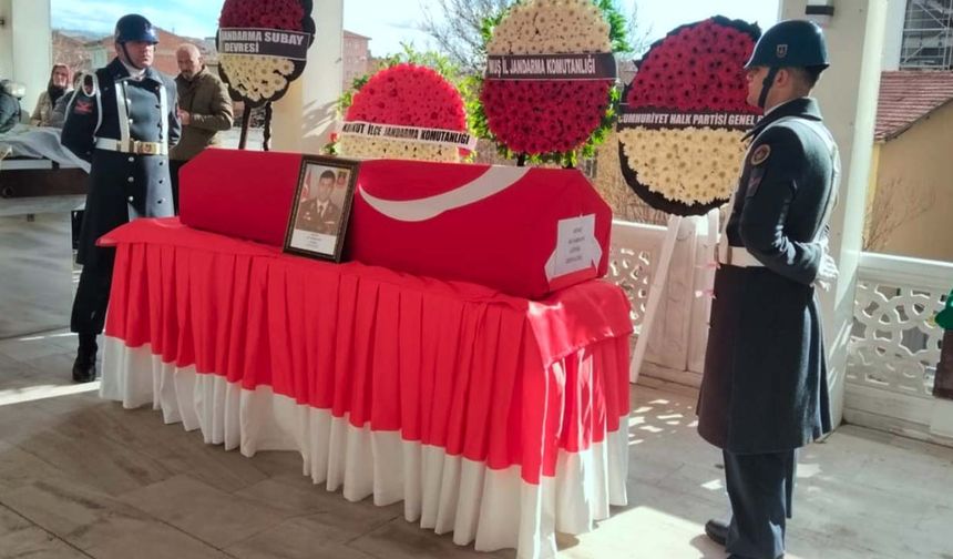 Kaza sonucu yaşamını yitiren üsteğmen, toprağa verildi