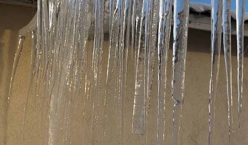 Dondurucu soğuklar: Buz sarkıtları 3 metreyi aştı