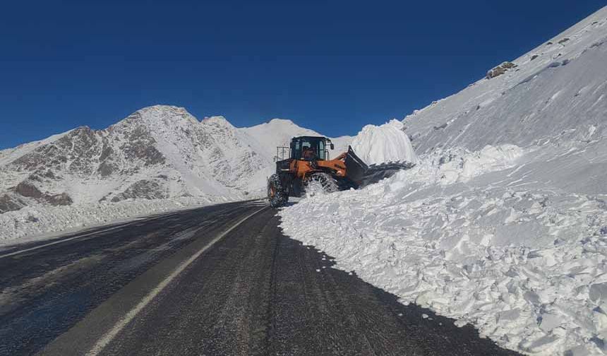 Çığ düşen Bahçesaray yolunda trafik yeniden açıldı