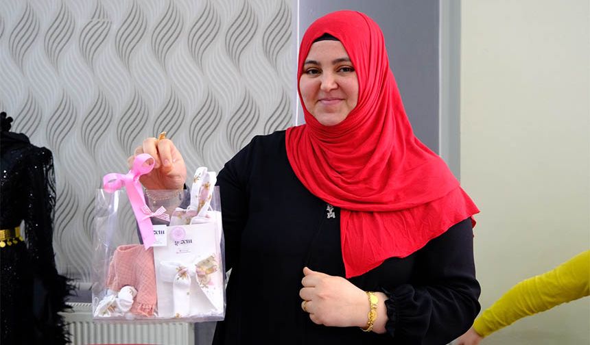 Van’da evinin bir odasını atölyeye çevirdi: El emeğiyle üretiyor internetten satıyor