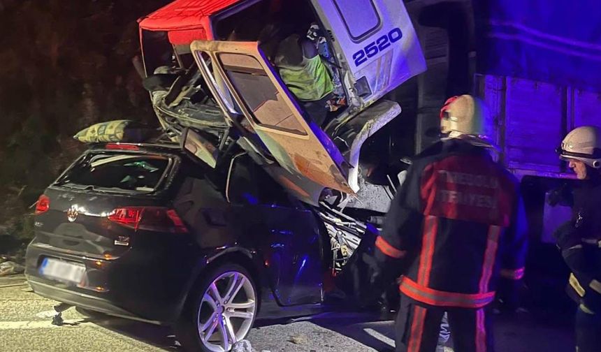 Otomobil ile TIR çarpıştı; 3 ölü, 1 yaralı