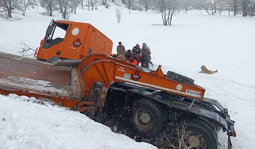 İş makinesi devrildi: 2 yaralı
