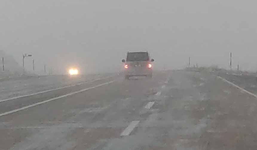 Van’da Kurubaş Geçidi’nde yoğun kar yağışı ve sis etkili oldu