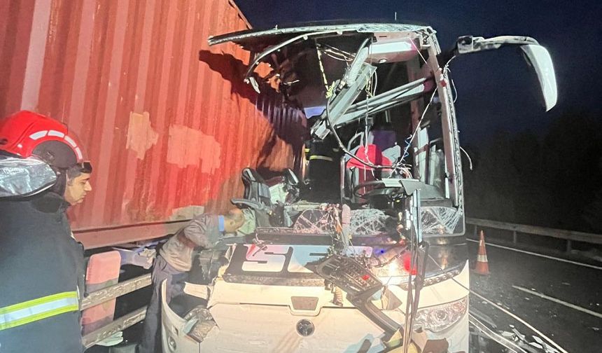 Yolcu otobüsü tıra çarptı! Çok sayıda ölü ve yaralı var