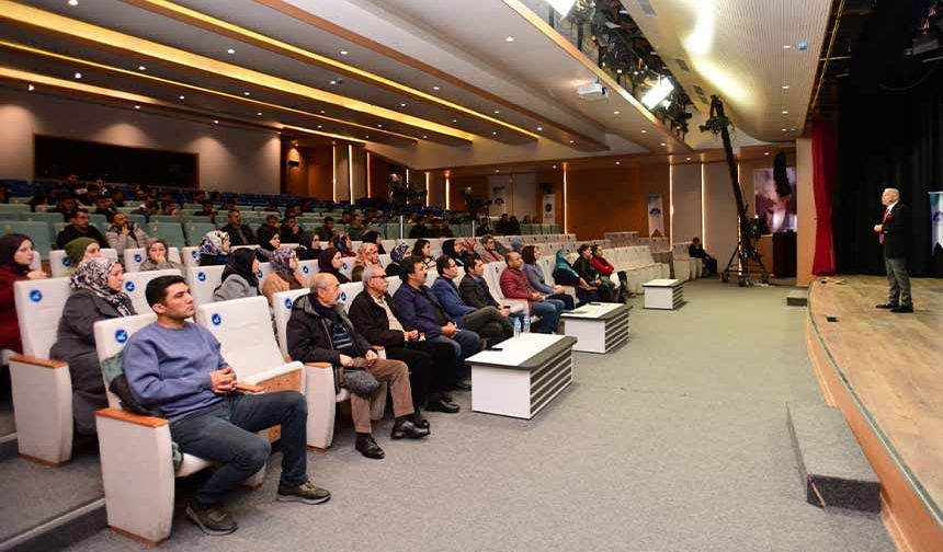 Van YYÜ'de konferans düzenlendi