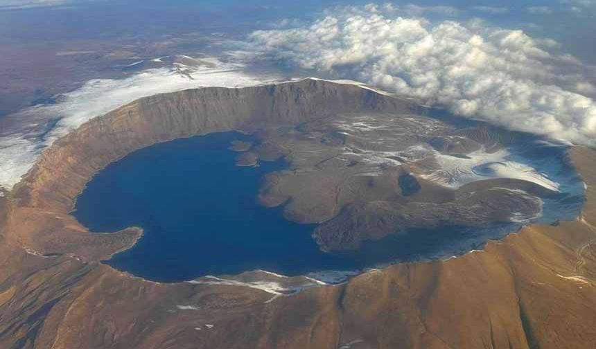 Nemrut Krater Gölü havadan görüntülendi
