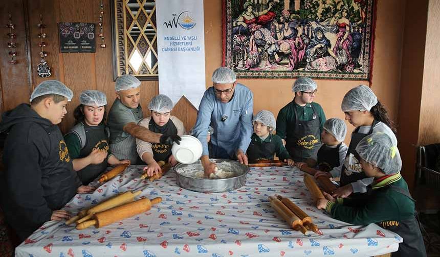 Van'da özel gereksinimli çocuklar fırında "Van Kıymalısı" hazırladı