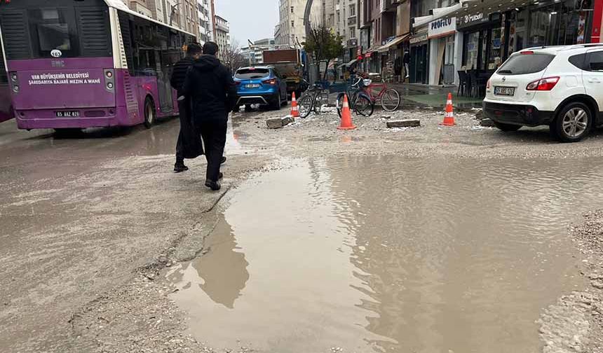 Van’da kar yağışıyla birlikte cadde ve sokaklarda su birikintileri oluştu