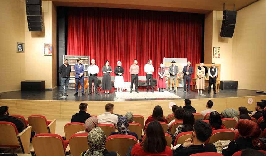 Van'da "Bir Adam Yaratmak" adlı tiyatro oyunu sahnelendi