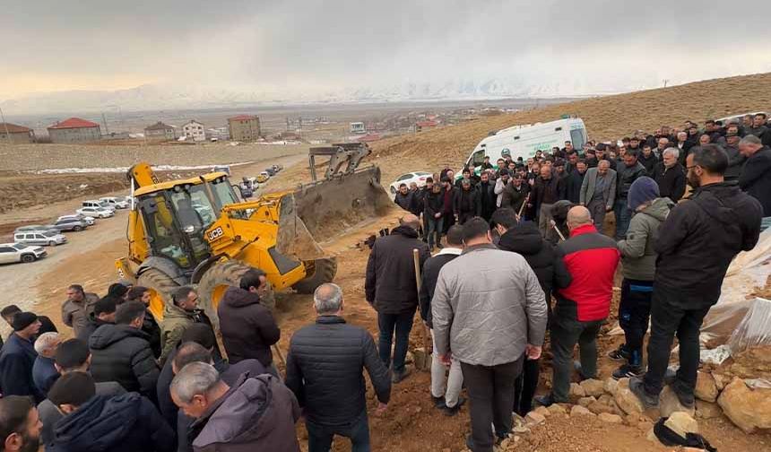 Van'da aracın uçtuğu barajda hayatını kaybeden genç toprağa verildi