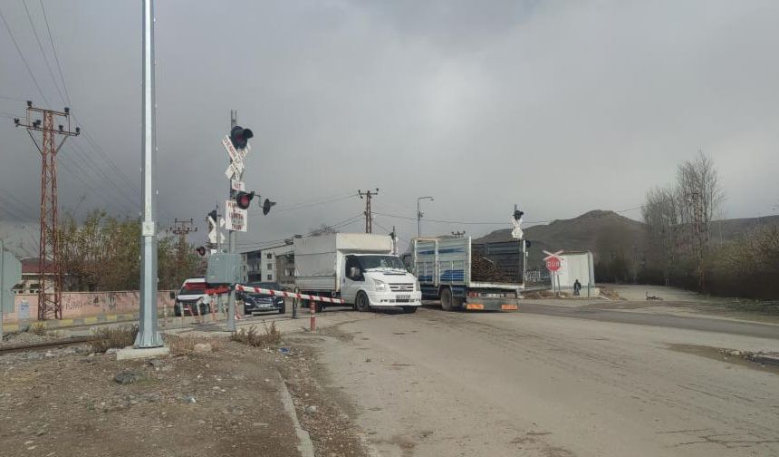 Van'da hemzemin geçitte ışık arızası trafiği kilitledi