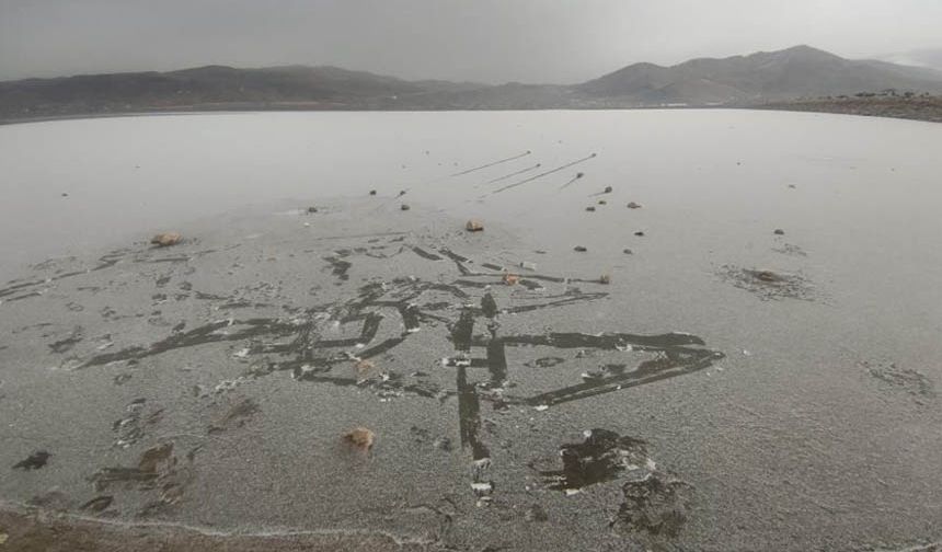 Sıhke Göleti'nin yüzeyi buz tuttu