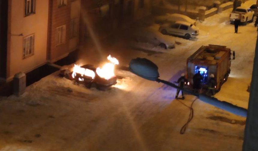 Van'da park halindeki otomobil alev aldı!