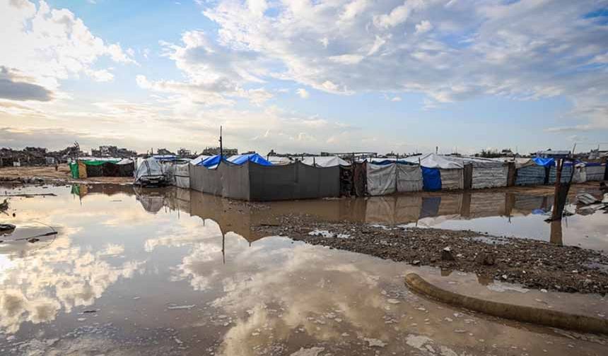 Gazze'de yüzlerce çadır yoğun yağış nedeniyle sular altında kaldı