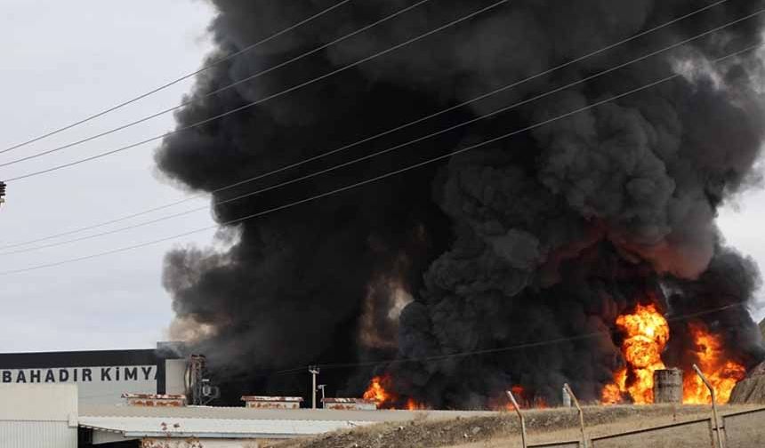 Kırıkkale OSB'de bir fabrikada çıkan yangına müdahale ediliyor