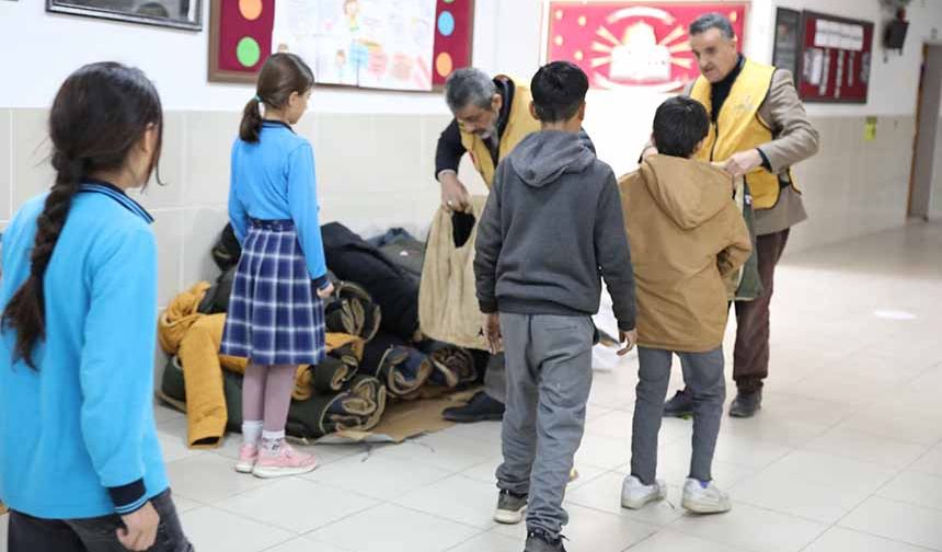 Van'da ihtiyaç sahibi 2 bin öğrenciye bot ve mont yardımında bulunuldu