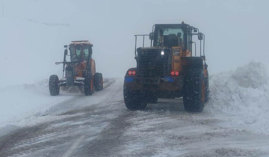 Karabet Geçidi'nde kar temizleme çalışması devam ediyor