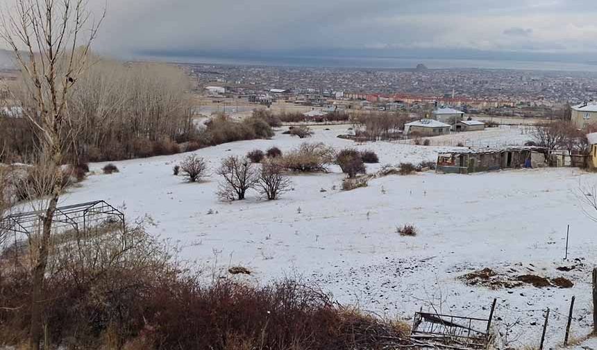 Van'da yüksek kesimlere kar yağdı