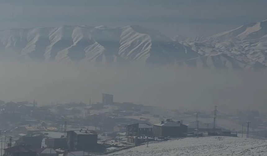 Yüksekova sis altında kaldı
