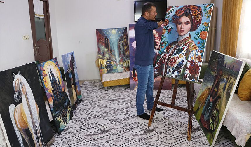 Van YYÜ'lü öğrenci dirsekleriyle sanat üretiyor: Siparişlere yetişemiyor...