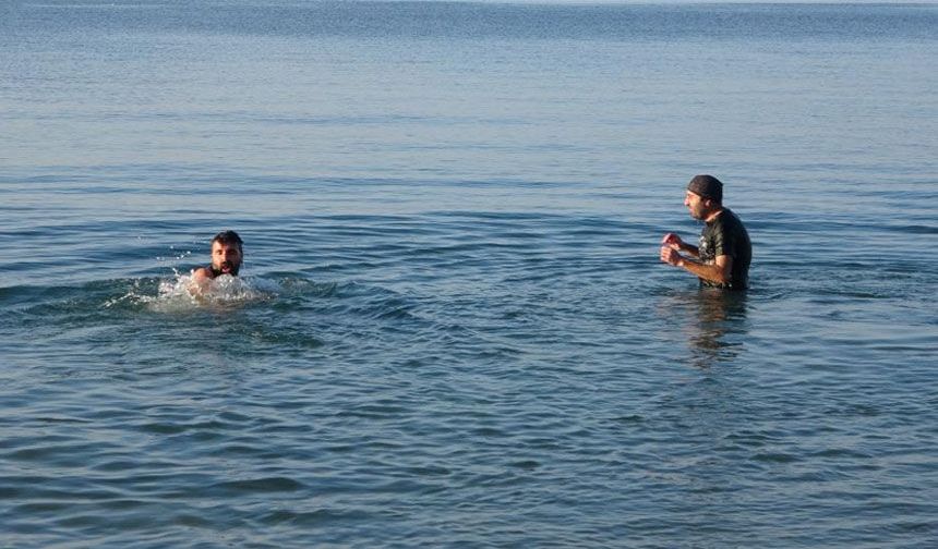 Van'da dondurucu soğuğa meydan okudular
