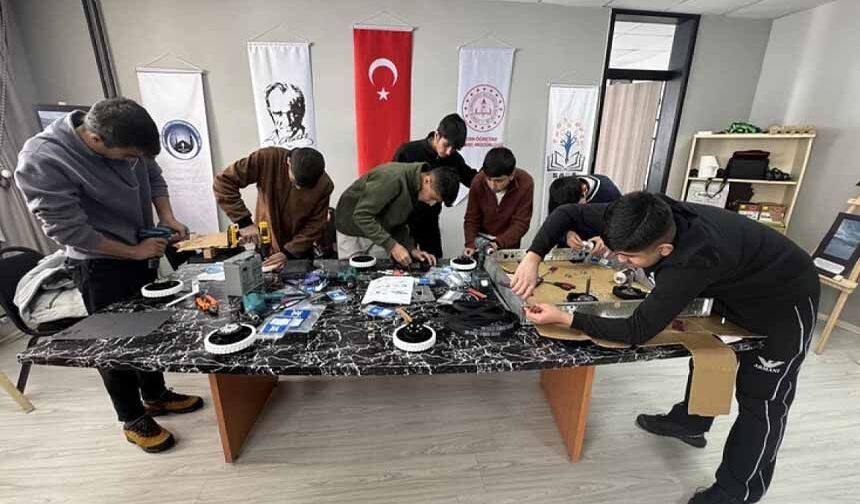 Hakkarili gençler 'Biz de yapabiliriz' diyerek robot arenasına çıktı
