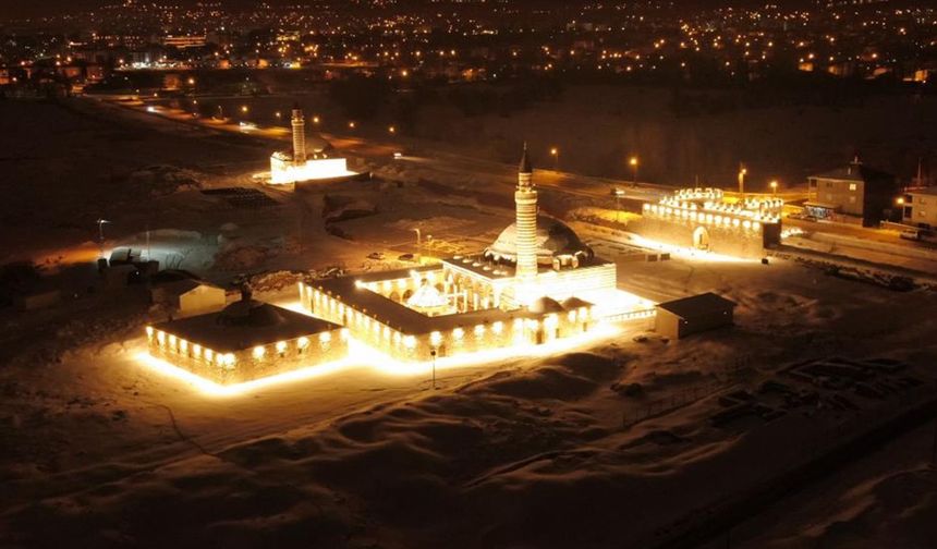Tarihi Hüsrev Paşa Camii'nde gece ışıltısı