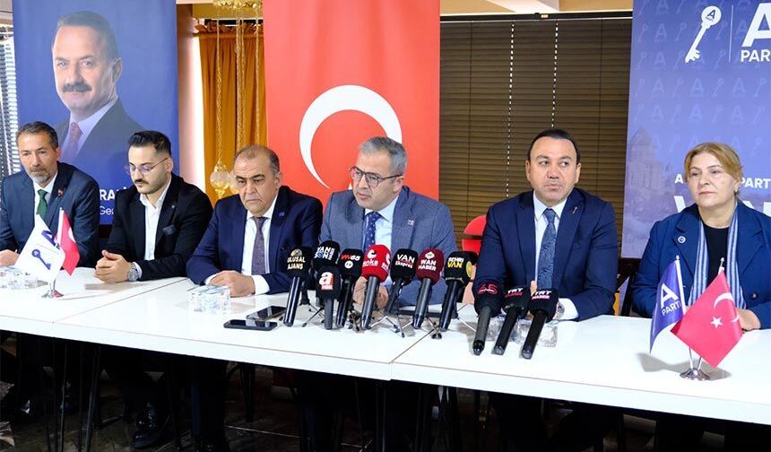 Anahtar Parti Genel Başkan Yardımcıları Van’da konuştu