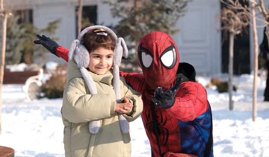 Türkiye'yi gezen "Örümcek Adam" Van'da