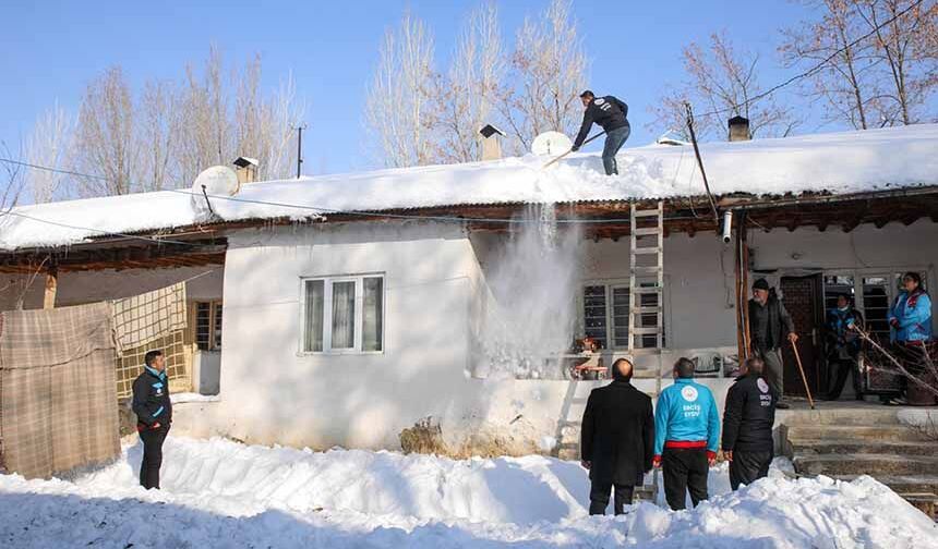 Vefa ekipleri kışın zor şartlarında ihtiyaç sahiplerinin yardımına koşuyor
