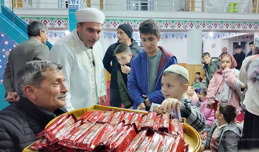 Van'da teravihe gelen çocuklara imamdan ikramlar