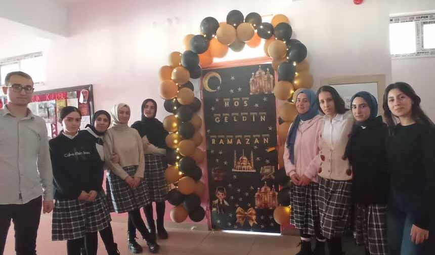 Muradiye’de Ramazan coşkusu kapılara yansıdı