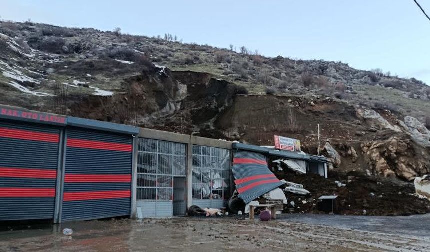 Sanayi sitesindeki dükkan toprak yığını altında kaldı