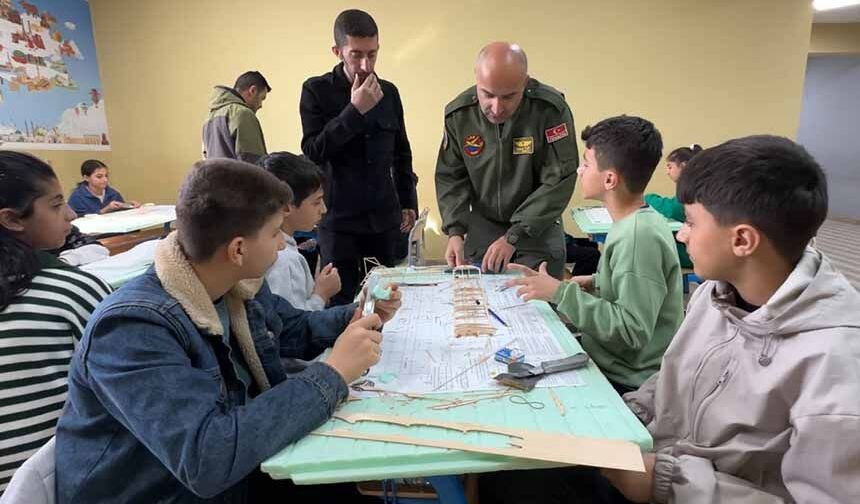 Gökyüzü meraklıları model uçakla buluştu