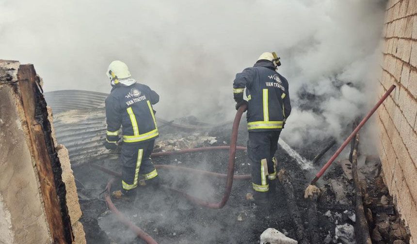 Van'da ahır ve odunluk yangını