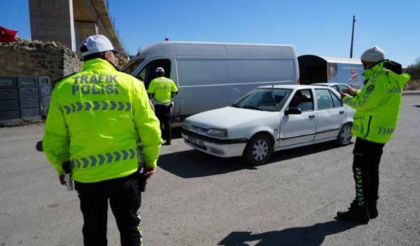 APP plakalı araçlar durduruldu: Sürücülere uyarı yapıldı