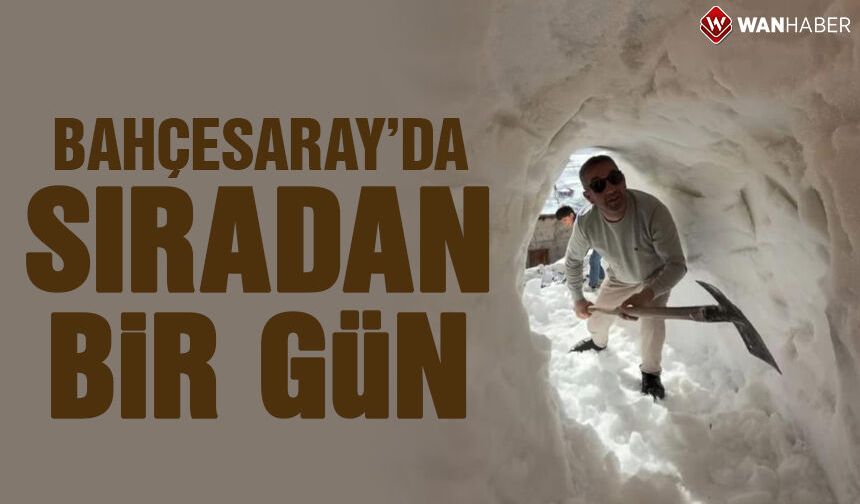 Bahçesaray'da evler kar altında kaldı, ulaşım tünellerle sağlanıyor