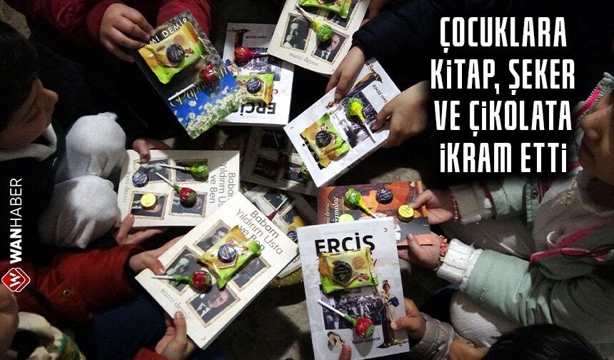 Çocuklara verdiği kitaplarının üzerine şeker ve çikolata yapıştırdı