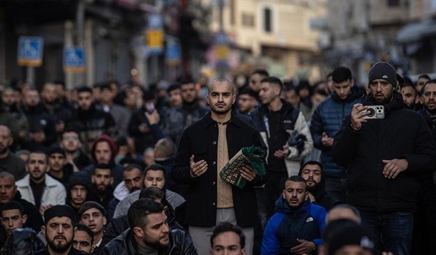 Filistinliler bayram namazını Mescid-i Aksa çevresinde kıldı